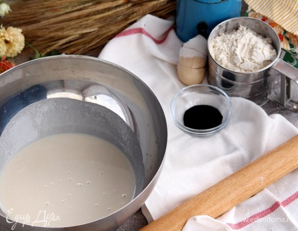 Для приготовления хлеба нам потребуется, как минимум, 2-х недельная закваска, которая может составить 30 — 40% от общей массы теста. Для черного хлеба, в качестве окраски, я использую активированный уголь — 4 пачки.