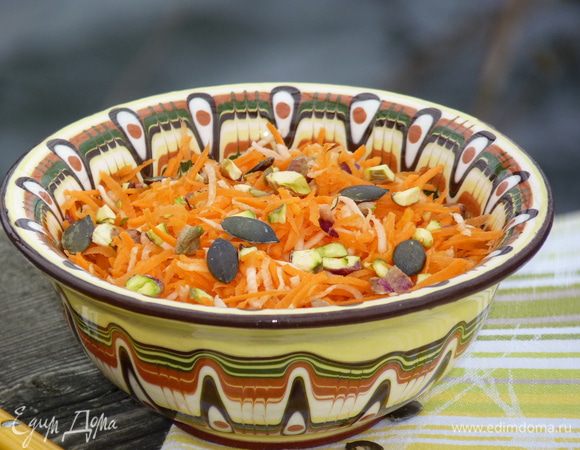 Натереть корень имбиря на мелкой тёрке (тут дело вкуса, я взяла кусочек длиной 2 см), отжать сок. Соединить мёд, сок имбиря, лимонный и апельсиновый сок (свежевыжатый). Заправить салат, перемешать. Украсить орехами и тыквенными семечками.