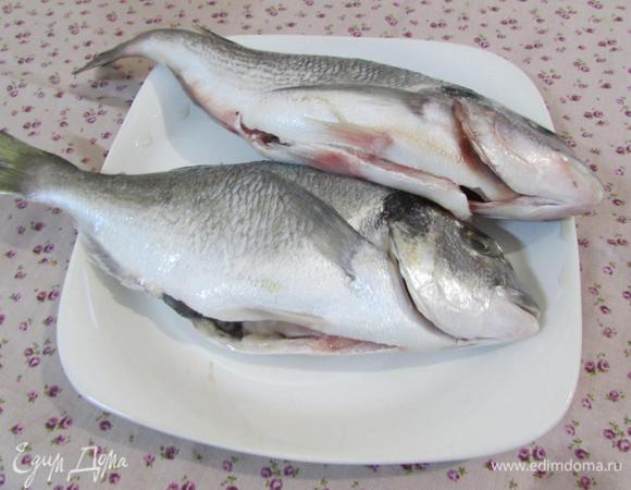 Рыбу почистить, выпотрошить и удалить жабры. Хорошо промыть под водой. Осушить бумажным полотенцем. Посолить со всех сторон.