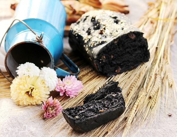 А черное тесто, я смешала с изюмом и поставила выпекаться в виде буханки.