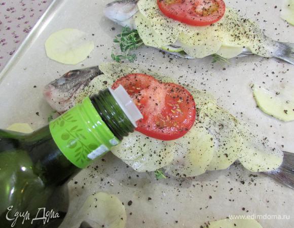 Затем все присолить, поперчить и обильно полить оливковым маслом. Отправить противень в разогретую духовку при 230°С. Запекать рыбу 15 минут. Затем включить режим гриль и продолжить запекать рыбу до светло-золотистого цвета. Здесь главное не передержать рыбку, чтобы она оставалась сочной!