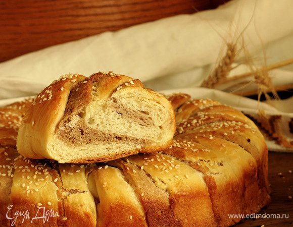 На разрезе видны слои — гречневый, цельнозерновой. Хлеб получается оттеночно разноцветный, конечно, ему далеко по яркости до цветного овощного хлеба «Листья», но разрез получается осенне-пастельным. По вкусу и мягкий пшеничный, и орехово-гречневый и чуть грубоватый цельнозерновой. Приятного аппетита!