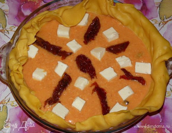 Вылить начинку на тесто, сверху выложить адыгейский сыр, нарезанный кубиками и вяленые томаты, нарезанные полосками. Края пирога завернуть вовнутрь.