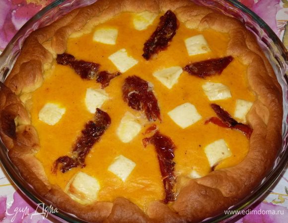 Накрыть пергаментом для выпечки на первые 15 минут, затем снять и выпекать в заранее разогретой до 170°С духовке 40 минут.