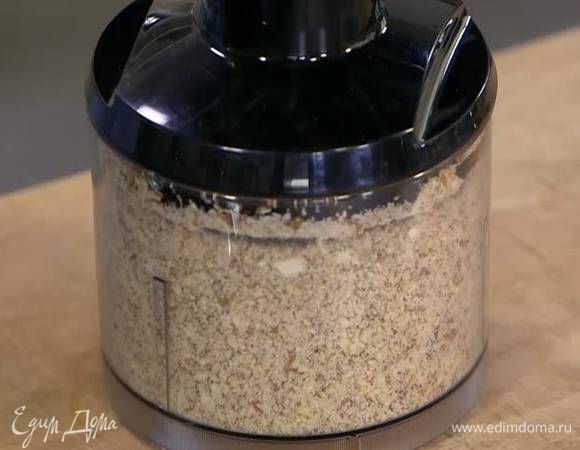 Миндаль измельчить в блендере в мелкую крошку.