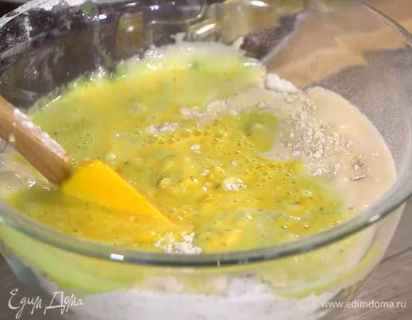 К муке с миндалем влить яично-сахарную массу, добавить разрыхлитель, все перемешать, затем, постоянно помешивая, медленно влить апельсиново-масляную смесь.