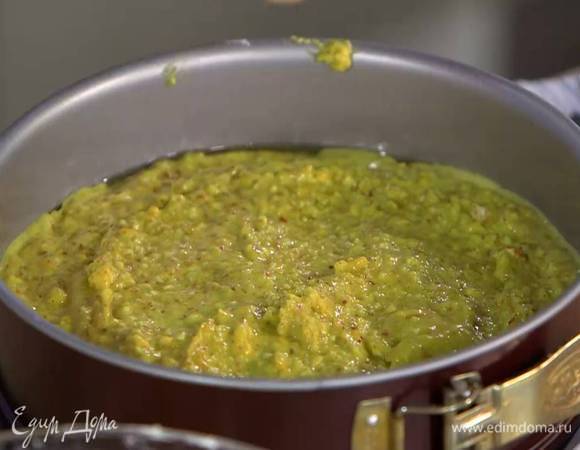 Разъемную форму для выпечки смазать растительным маслом, выложить тесто и разровнять его.