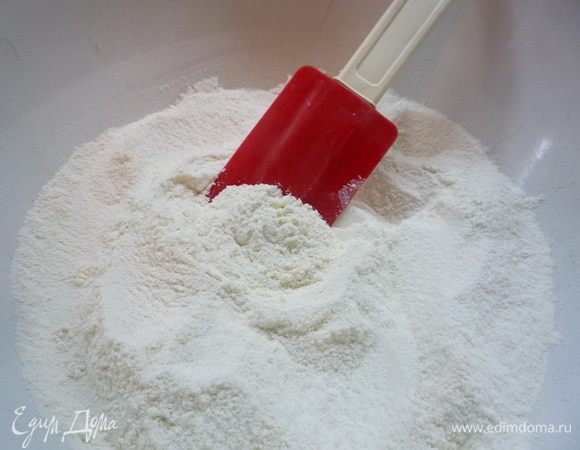В чашку просеиваем муку, добавляем разрыхлитель, соду, всыпаем сахар. Перемешиваем. Я рекомендую использовать муку из цельносмолотого зерна «Рязаночка».