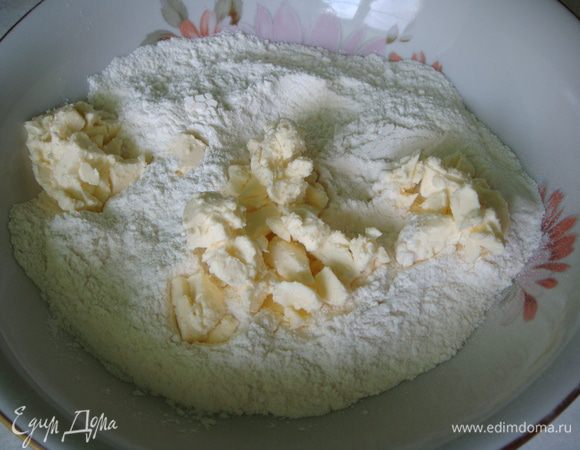 В чашку просеять муку, добавить сахарную пудру, перемешать. Масло комнатой температуры порубить ножом и добавить в муку. Перетереть до образования мелкой крошки.