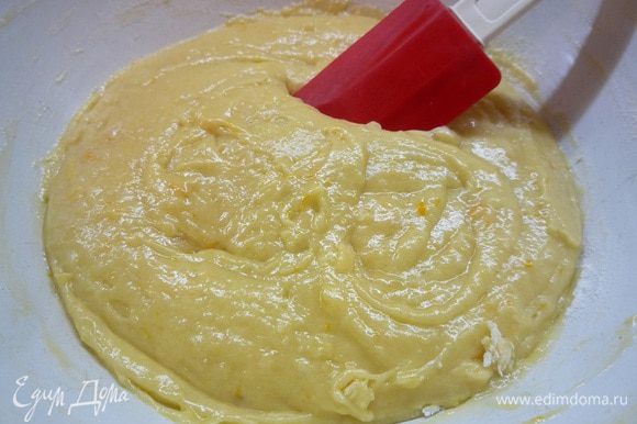 Затем в мучную смесь добавляем теплое сливочное масло и опять хорошо перемешиваем. Далее добавляем яйцо, апельсиновую цедру, вливаем апельсиновый сок и перемешиваем до однородной консистенции.