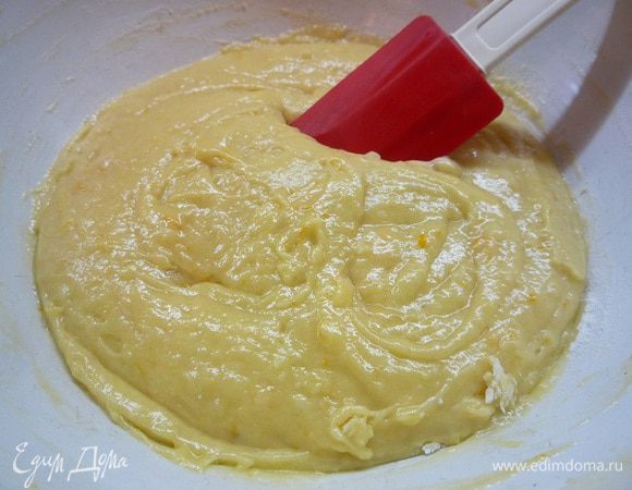 Затем в мучную смесь добавляем теплое сливочное масло и опять хорошо перемешиваем. Далее добавляем яйцо, апельсиновую цедру, вливаем апельсиновый сок и перемешиваем до однородной консистенции.