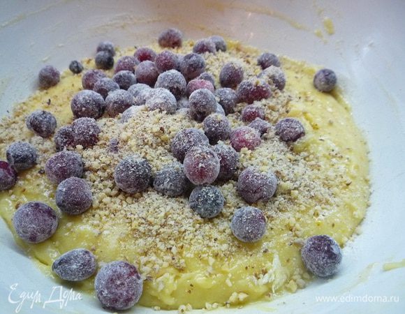 Добавляем в тесто клюкву и мелко рубленные грецкие орехи.