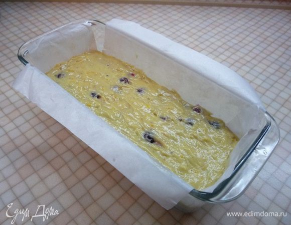 Выкладываем тесто в смазанную маслом и застеленную кулинарной бумагой форму. Верх хлеба можно посыпать крупным коричневым сахаром.