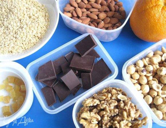 Шоколад поломать на кусочки. Отварить пасту. Классическое сочетание воды и пасты: на 1 литр воды — 100 грамм пасты. Соответственно на 250 грамм пасты надо взять 2,5 литра воды, ее следует вскипятить, посолить, засыпать мелкую пасту стеллине. Варить до готовности al dente (аль денте) 6 минут. Слить воду через дуршлаг, промыть пасту (это исключительный случай, когда пасту промывают). 