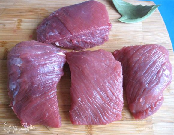 Говядину нарезать порционными (не тонкими) кусками, посолить частью соли (не перчить).