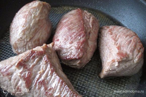 Обжарить мясо с добавлением оливкового масла со всех сторон до образования румяной корочки.
