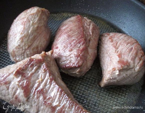 Обжарить мясо с добавлением оливкового масла со всех сторон до образования румяной корочки.