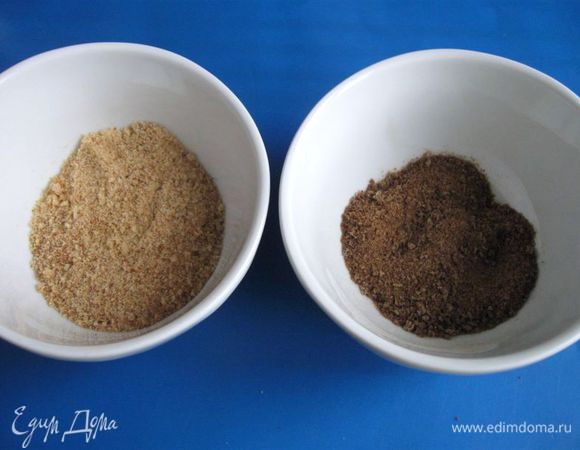 Пряник натереть на мелкой терке (если он с фруктовой или какой-либо другой начинкой, постарайтесь натереть на терке ту часть пряника, где ее нет). У меня был тульский пряник, использовала 1/3 часть его (нужно 2,5 ст. ложки натертого на мелкой терке пряника). Сухари пропустить через мясорубку.