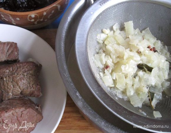 Затем мясо вынуть, а жидкость процедить через сито.