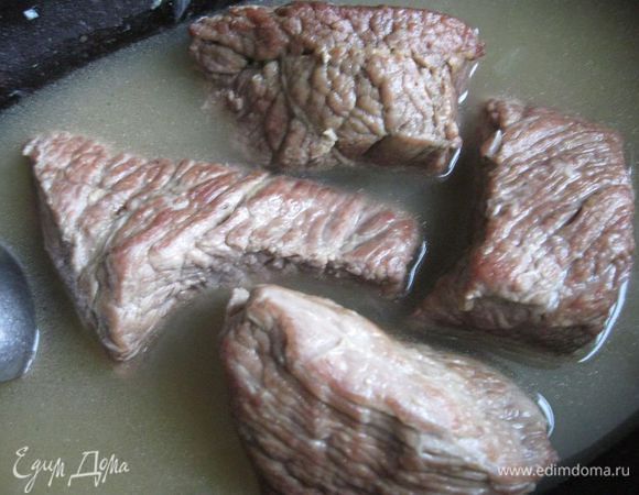 Мясо положить обратно в жаровню, добавить процеженную жидкость.