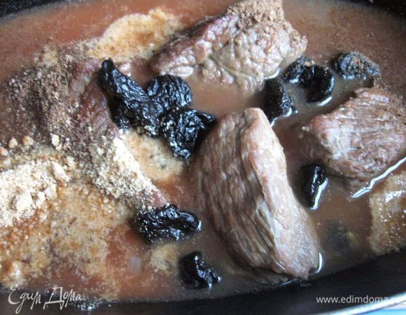 Добавить томатную пасту, молотые сухари, пряник, сахар, лимонную кислоту, чернослив.