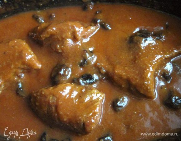 Тушить до готовности. Мне потребовалось для доведения мяса до полной готовности еще 20 минут. Вам может понадобиться чуть меньше времени. В рецептах встречается время от 6–7 минут. В течение этого времени не покидайте кухню: надо периодически помешивать соус, чтобы он не подгорел.