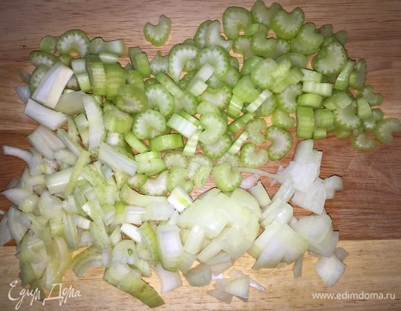 Режем лук и сельдерей. По-хорошему сельдерей нужно нарезать помельче, но мне нравится так: чтобы в готовом блюде он чувствовался сильнее, и была фактура.