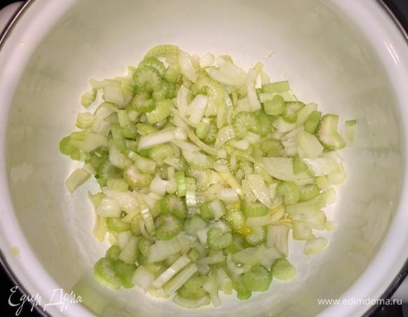 В кастрюле с толстым дном (еще удобно в сковородке-вок, если она тяжелая) растапливаем сливочное масло и сразу добавляем оливковое. На среднем огне пассеруем лук и сельдерей до мягкости, но не зажариваем. Минут так 15.