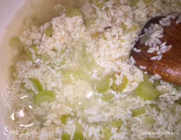 Запах спирта пропал (но вином пахнуть должно!), убавляем огонь и начинаем вливать бульон. Вливаем по половнику и помешиваем. Рис должен впитать всю порцию прежде, чем мы добавим следующую. Смело можно добавлять 4 стандартных (по 120 — 130 мл) половника, а потом начинайте пробовать. Рис должен стать кремовым снаружи, но оставаться слегка аль денте внутри. Огонь сделайте очень маленьким. На все это у вас уйдет минут 30, а может и чуть больше.