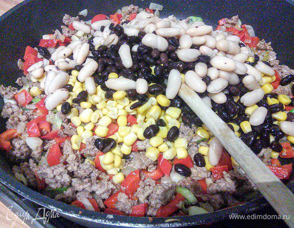 Добавить фасоль и кукурузу (фасоль у меня консервированная белая и черная, но это несущественно), влить бульон и сливки, размешать и тушить на среднем огне 5 минут. 