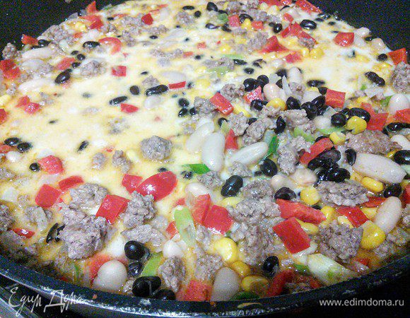 Проверить на соль, перец и добавить щепотку сахара. Чили готов. 