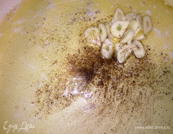 В сковородке растопим 1 ложку сливочного масла и добавим оливкового, чеснок и мускатный орех. Как только пошел приятный аромат, добавляем шпинат. Резать его не нужно.