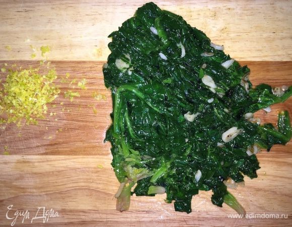 Измельчаем готовый шпинат ножом или в блендере, солим его и перчим. С половинки лимона трем цедру.