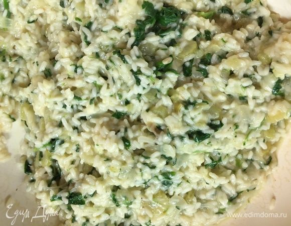 Как только вы поняли, что рису не хватает до приятной готовности (не каши!) буквально самой малости, снимаем ризотто с огня и добавляем туда шпинат, 2 столовые ложки сливочного масла (это можно уменьшить по вкусу), пармезан и сок половины лимона. Вымешиваем, пробуем на соль и перец. Затем закрываем крышкой на пару минут отдохнуть. Открываем, вмешиваем козий сыр, посыпаем цедрой лимона и подаем.