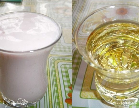 Просеянную муку смешиваем с солью и разрыхлителем.
Йогурт фруктовый (я взяла вишневый) смешиваем с маслом и слегка взбитым с яйцом.

