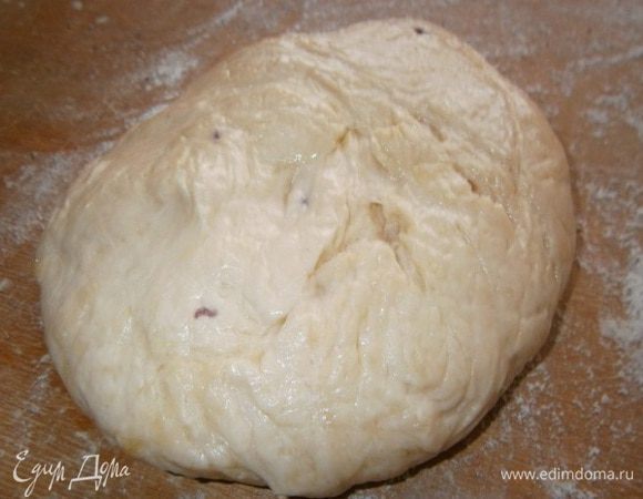 Замешиваем мягкое тесто и оставляем его немного полежать.
