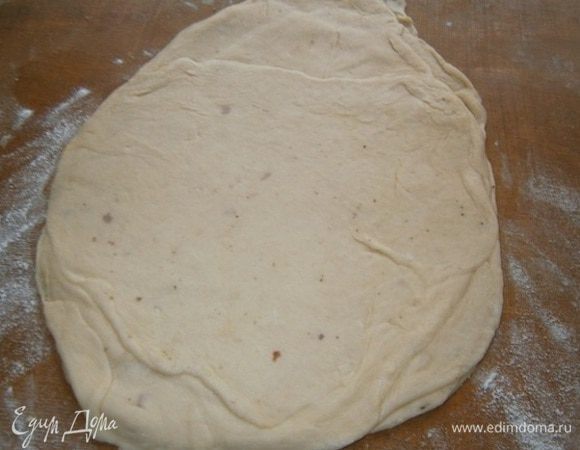 Тесто делим на пять равных частей и раскатываем каждую.
Далее пересыпаем немного поверхность каждого пласта крахмалом и кладем их друг на друга.
Раскатываем пласт, но не сильно. Очень тонко делать не надо, иначе многослойность пропадет.