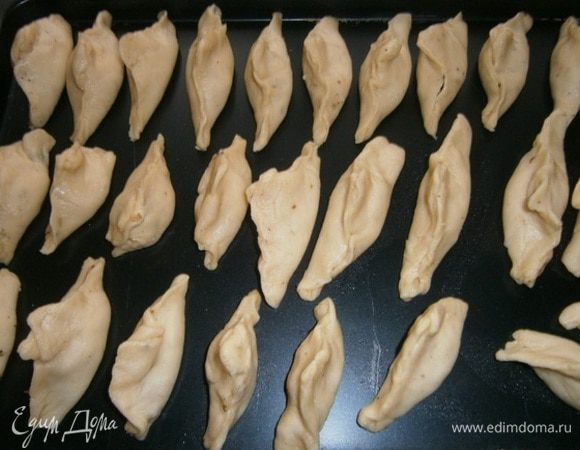 Квадратики сворачиваем треугольничками. 
Кладем пахлаву в глубокий противень. Можно близко друг к другу. От этого они не потеряют свой вкус.
Берем масло, растапливаем его и поливаем нашу пахлаву. Она будет залита маслом. Не пугайтесь, масло потом впитается в изделия. 
Ставим противень в духовку на 180 — 200°С на 40 минут (лучше ориентироваться на свою духовку. Кому-то больше понадобится времени, кому-то меньше).