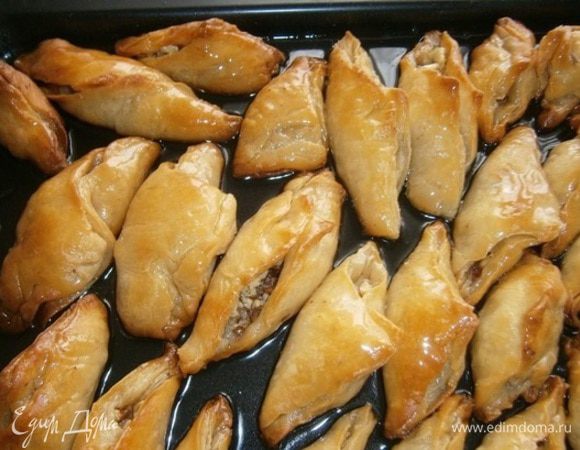 Когда пахлава готова, она стала золотистой, заливаем ее сиропом, который нас уже ждет давно. Он также впитается весь.
Противень поставить на любую ровную поверхность и не накрывать!