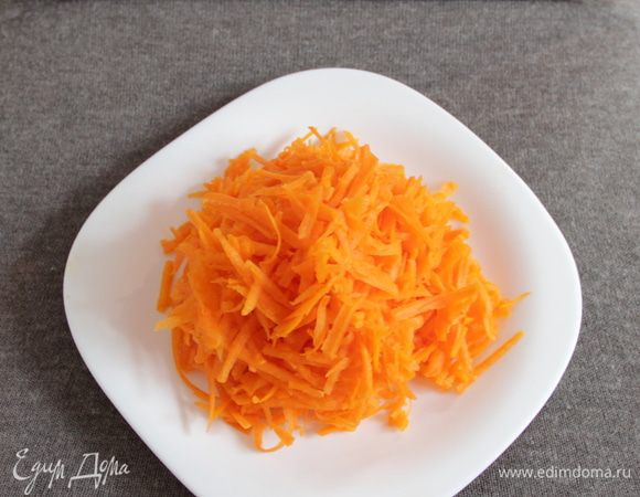Натереть тыкву на терке.
