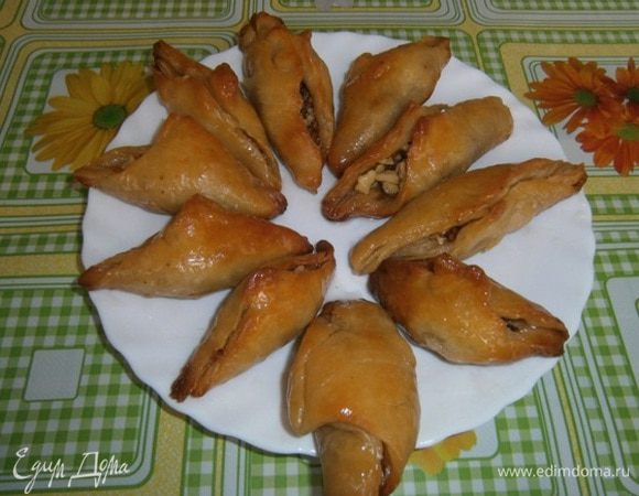 Пахлава готова, как только впитается сироп.
Приятного аппетита!