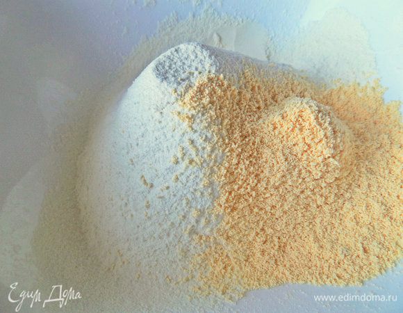 Я использовала яичный порошок вместо яйца, его нужно 13 г или 1 ст. л. с горкой. Просеять муку и порошок.