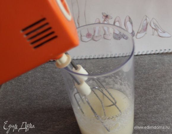 Миксером смешать сахар с растительным маслом.