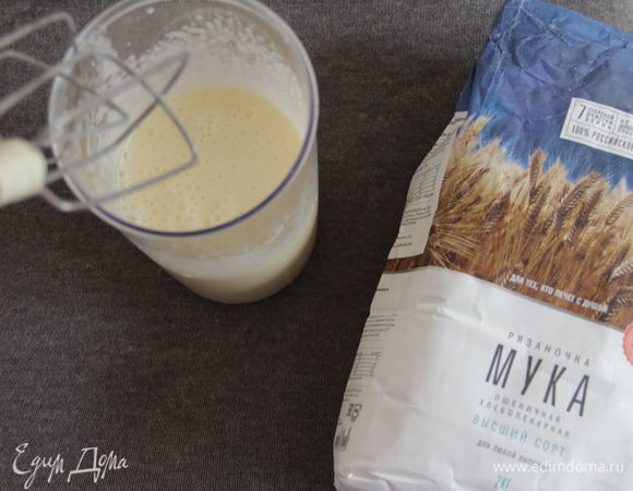 Добавьте яйца и взбивайте миксером около 4 минут.