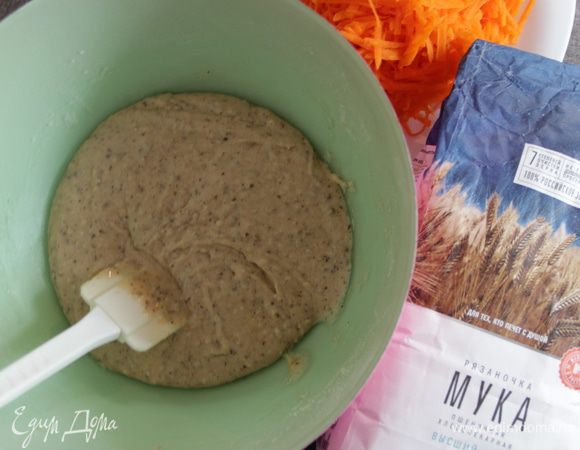 Вливать яично-масляную смесь в мучную, перемешивая лопаткой.