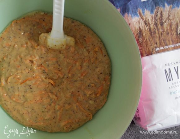 Добавить в тесто тыкву и тщательно перемешать.