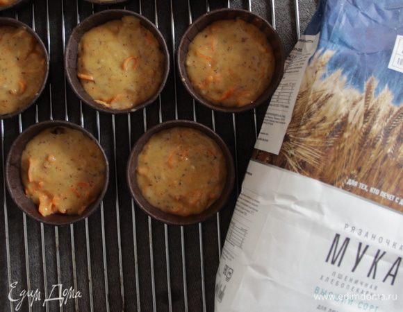 Разложить тесто по формочкам и выпекать в духовом шкафу на 180°С до сухой зубочистки.