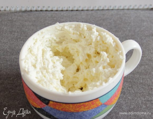 Затем добавить охлажденный сливочный сыр (желательно с солью в составе) и хорошо взбить миксером.