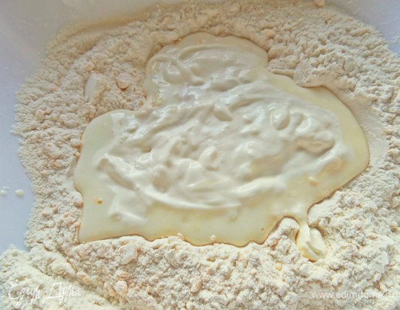 Вводим сметану.