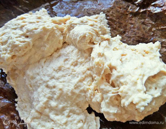 Тесто липкое, переносим на смазанную бумагу в форму (22 см в диаметре), разравниваем с помощью двух ложек.